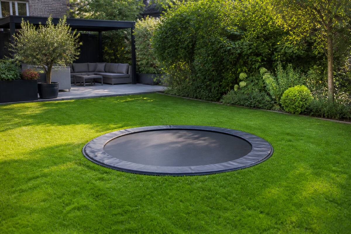 Ronde trampoline in een ruime achtertuin met vrije ruimte rondom